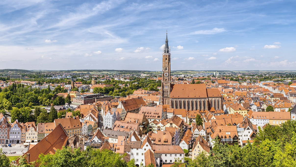 Blick über eine Stadt: ENIANO bietet kommunale Energieplanung für Städte und Landkreise