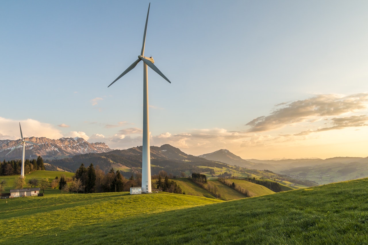 ENIANO: Digitale Lösungen für Energie- und Wärmeplanung betrifft auch die Planung von Windparks – hier zwei Windräder im Abendlicht im Voralpenraum (Foto: pexels/pixabay)